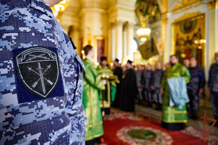Росгвардейцы приняли участие в Божественной литургии в Санкт-Петербурге