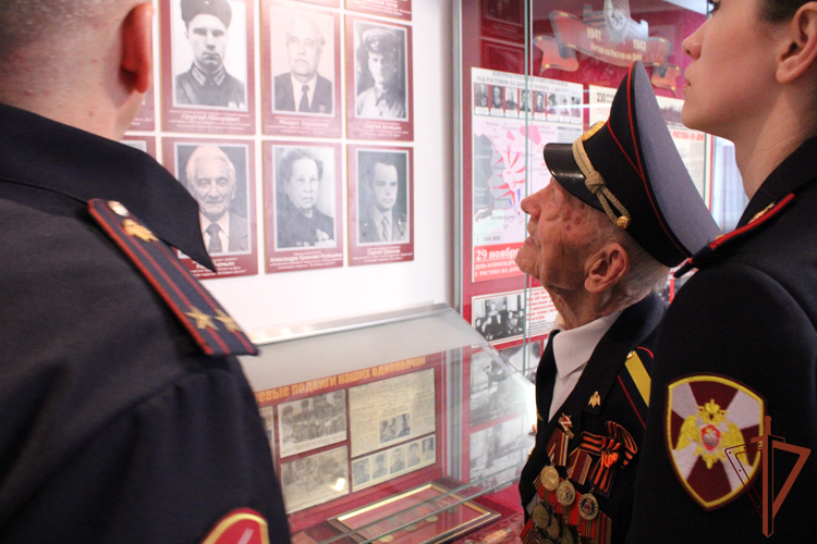 Росгвардейцы провели экскурсию для ветерана Великой Отечественной войны в Ростове-на-Дону