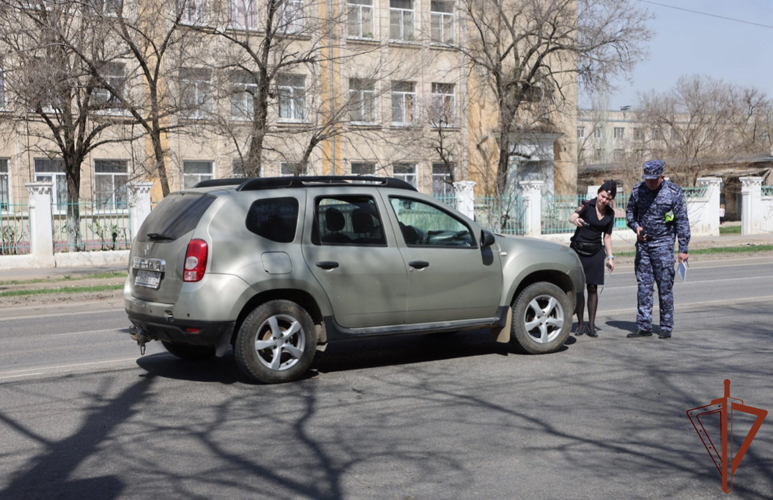 Пострадавшим при ДТП детям помогли росгвардейцы в Волгограде