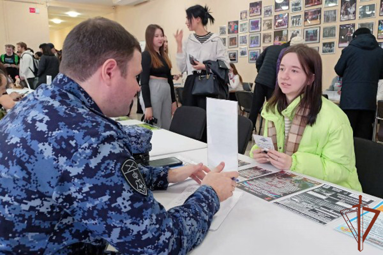 Росгвардейцы приняли участие во Всероссийской ярмарке трудоустройства в Восточных регионах страны  