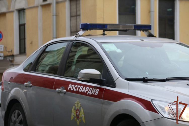 Сотрудники Росгвардии обнаружили возгорание в ресторане в центре Петербурга и приняли участие в эвакуации граждан