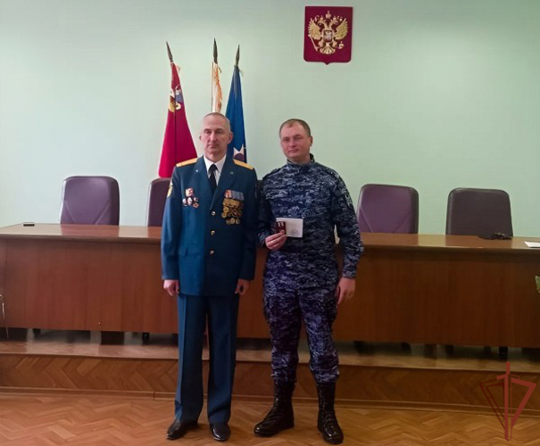 Пришедшего на помощь гражданам в чрезвычайной ситуации росгвардейца наградили в Подмосковье 