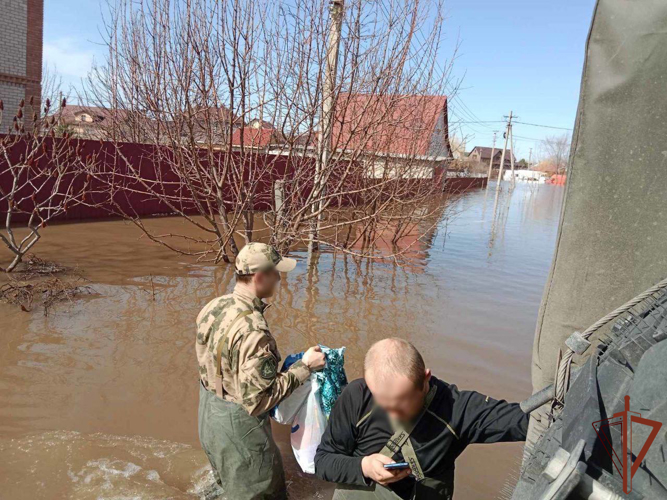 Росгвардейцы спасли  20 человек из зоны затопления в Оренбургской области