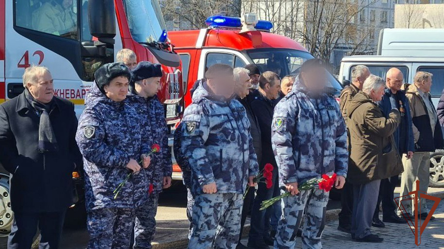 Память уральцев - ликвидаторов аварии на Чернобыльской АЭС почтили представители Росгвардии 