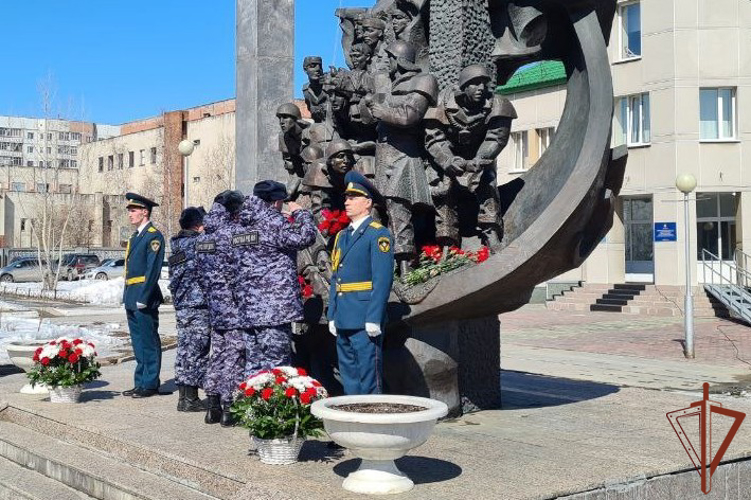 Память уральцев - ликвидаторов аварии на Чернобыльской АЭС почтили представители Росгвардии 