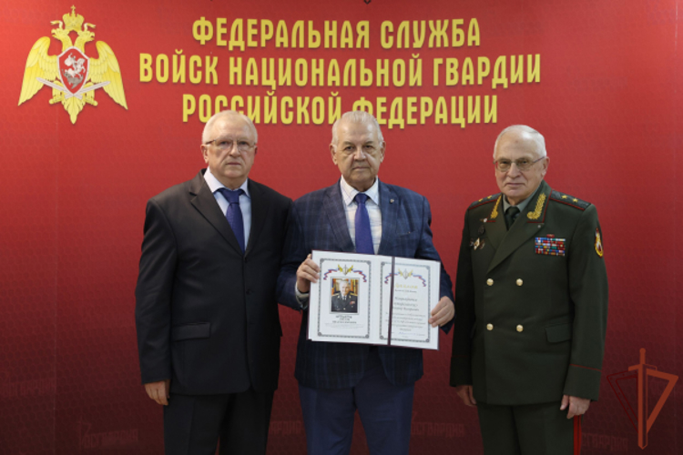 В преддверии Дня Победы в Росгвардии поощрили активистов ветеранского движения 