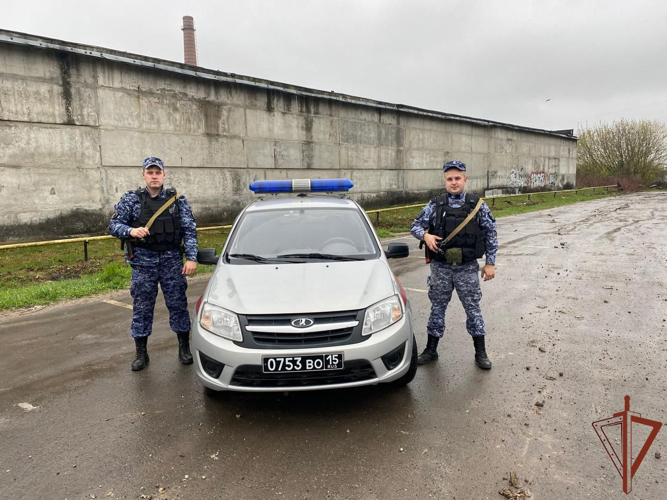 Сотрудники Росгвардии помогли вытащить застрявший автомобиль из глубокой ямы в Брянске