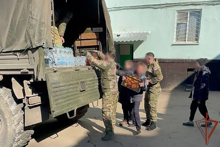 Росгвардия оказала адресную помощь эвакуированным из зоны боевого соприкосновения в ЛНР