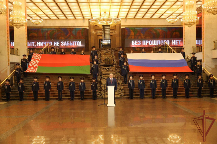 Кадеты Росгвардии в День единения народов России и Белоруссии развернули флаги обоих государств в Музее Победы 