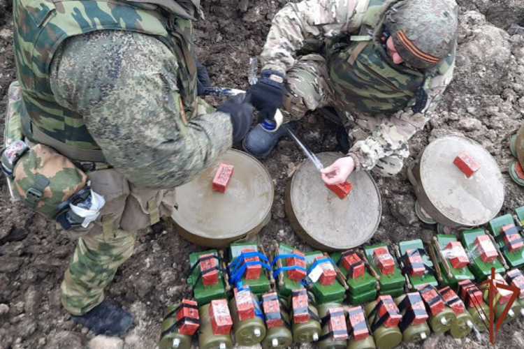 Росгвардейцы уничтожили более 1500 изъятых из схронов ВСУ боеприпасов (видео)