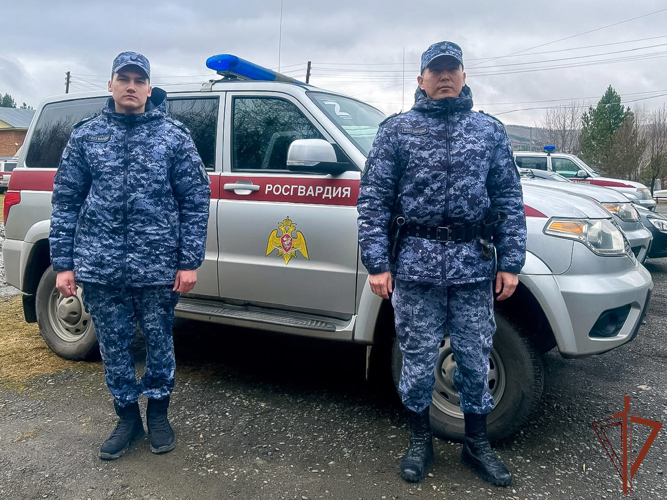 Росгвардейцы оказали помощь почувствовавшей недомогание на улице женщине в Республике Алтай