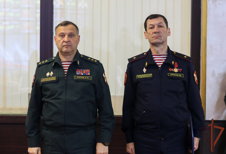 Командующий Центральным округом Росгвардии вручил государственные награды военнослужащим и сотрудникам ведомства  