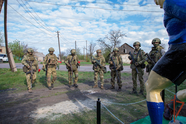 Росгвардейцы совместно с военной контрразведкой ведомства восстановили очередной памятник в ДНР (видео)