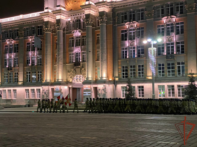 Росгвардейцы приняли участие в ночной репетиции парада Победы в Екатеринбурге
