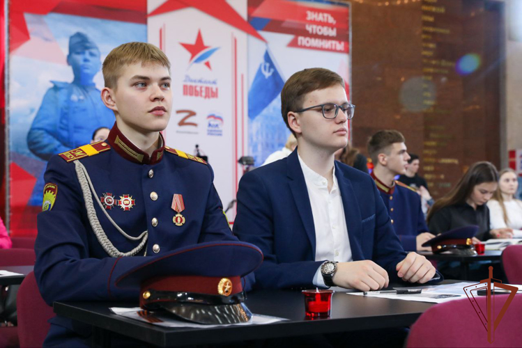Статс-секретарь – заместитель директора Росгвардии генерал-полковник Олег Плохой принял участие в церемонии открытия Международной акции «Диктант Победы» на Поклонной горе в Москве (видео)