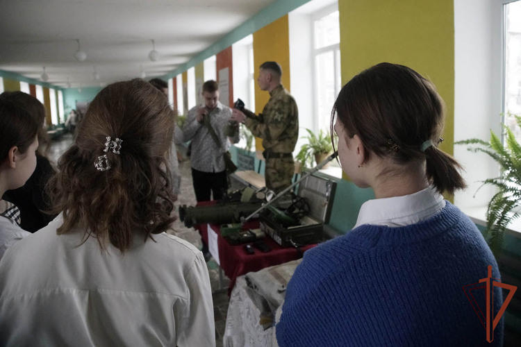 Росгвардейцы-участники СВО провели встречу со школьниками в ЛНР (видео)