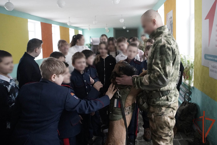 Росгвардейцы-участники СВО провели встречу со школьниками в ЛНР (видео)