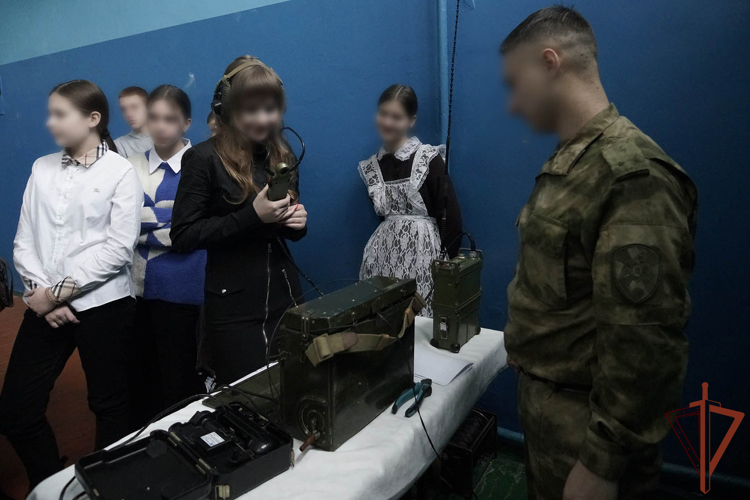 Росгвардейцы-участники СВО провели встречу со школьниками в ЛНР (видео)