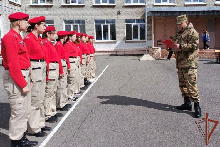 При поддержке Росгвардии прошли военно-спортивные игры для школьников в Сибири