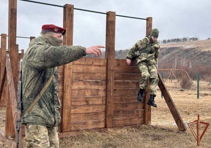 При поддержке Росгвардии прошли военно-спортивные игры для школьников в Сибири