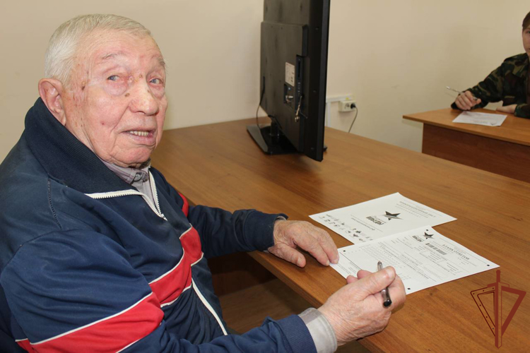 К акции «Диктант Победы» в Костроме присоединился 93-летний ветеран войск правопорядка