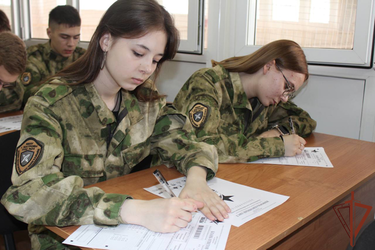 Центральный округ Росгвардии принял участие в «Диктанте Победы» 