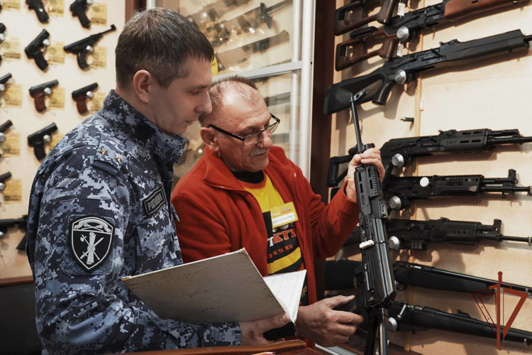 В преддверии майских праздников специалисты Росгвардии проверяют оружие в регионах Центральной России