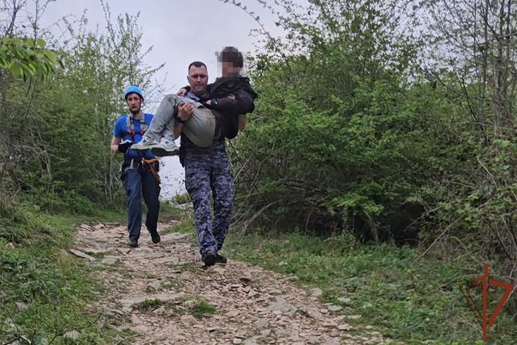 Сотрудники Росгвардии оказали помощь в транспортировке сорвавшихся со скалы туристов в Сочи (видео)