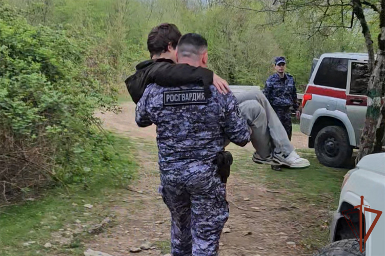Сотрудники Росгвардии оказали помощь в транспортировке сорвавшихся со скалы туристов в Сочи (видео)