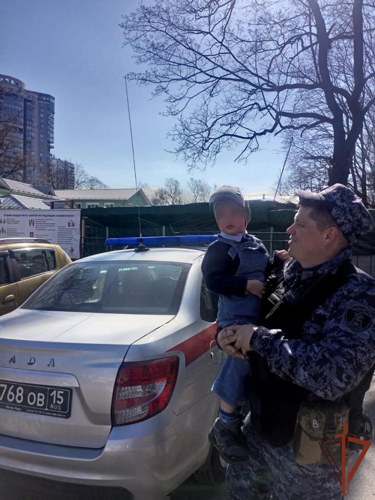 В Выборгском районе Санкт-Петербурга сотрудники Росгвардии нашли и вернули родителям потерявшегося 3-летнего мальчика