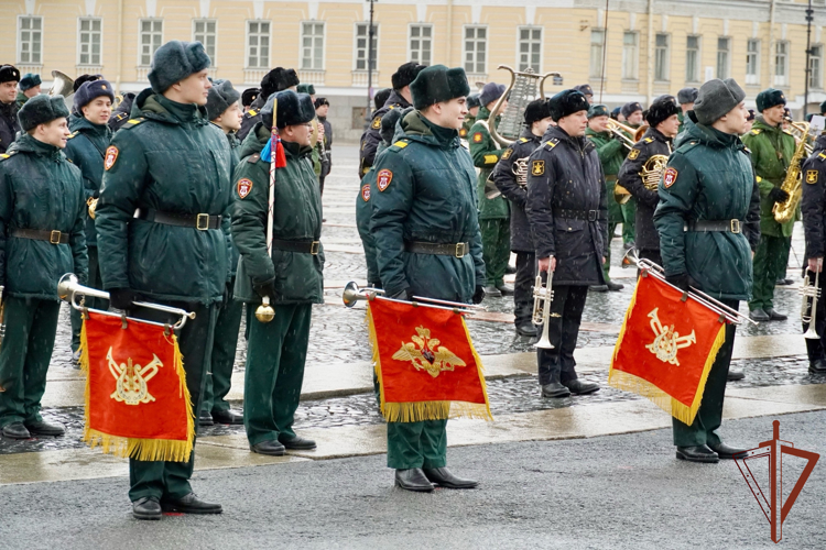 Оркестр Северо-Западного округа Росгвардии сыграл на первой репетиции Парада Победы в Санкт-Петербурге (видео)