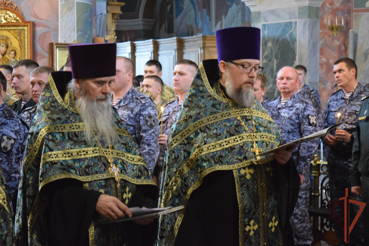 Росгвардейцы и духовенство в Серафимо-Дивеевском монастыре помолились о даровании победы русскому войску