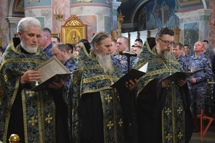 Росгвардейцы и духовенство в Серафимо-Дивеевском монастыре помолились о даровании победы русскому войску