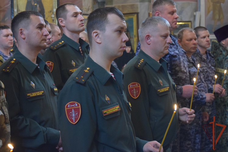 Росгвардейцы и духовенство в Серафимо-Дивеевском монастыре помолились о даровании победы русскому войску