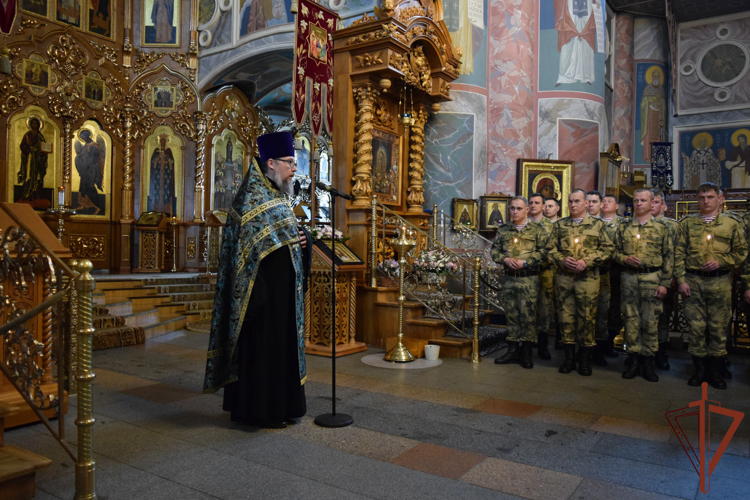 Росгвардейцы и духовенство в Серафимо-Дивеевском монастыре помолились о даровании победы русскому войску
