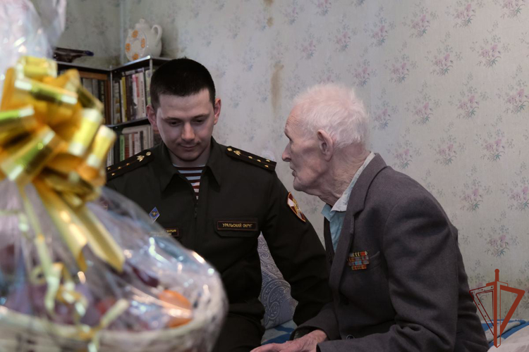 В Уральском округе Росгвардии навестили ветеранов службы — фронтовиков Великой Отечественной войны