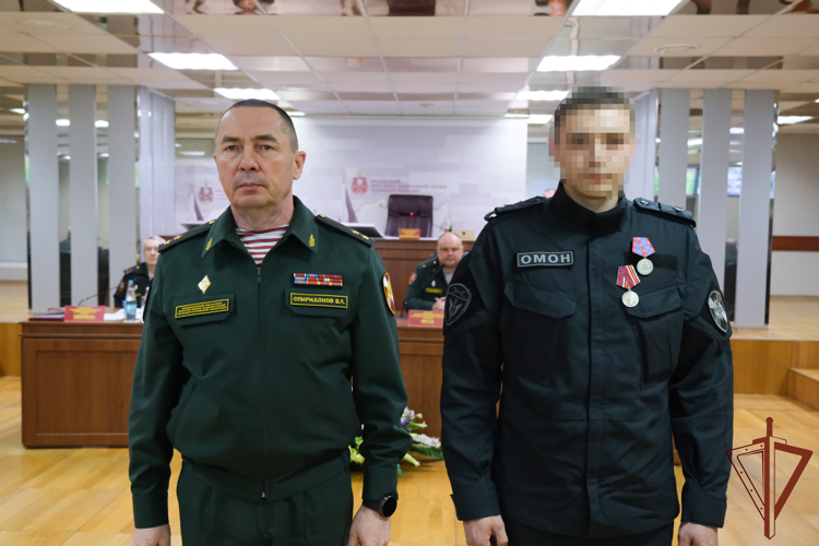 Военнослужащим и сотрудникам Уральского округа Росгвардии вручены государственные и ведомственные награды