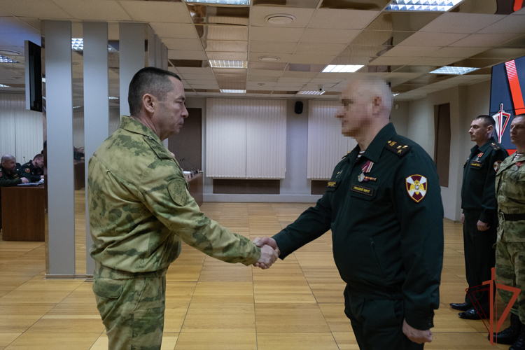 Командующий Уральским округом Росгвардии вручил государственные награды военнослужащим ведомства