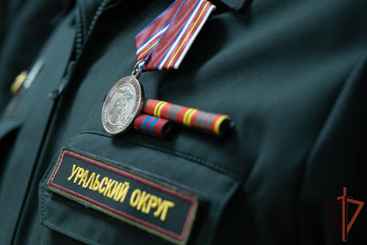 Командующий Уральским округом Росгвардии вручил государственные награды военнослужащим ведомства