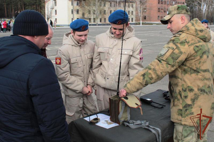 Военнослужащие воинских частей Росгвардии по охране важных государственных объектов отметили профессиональный праздник в Сибири