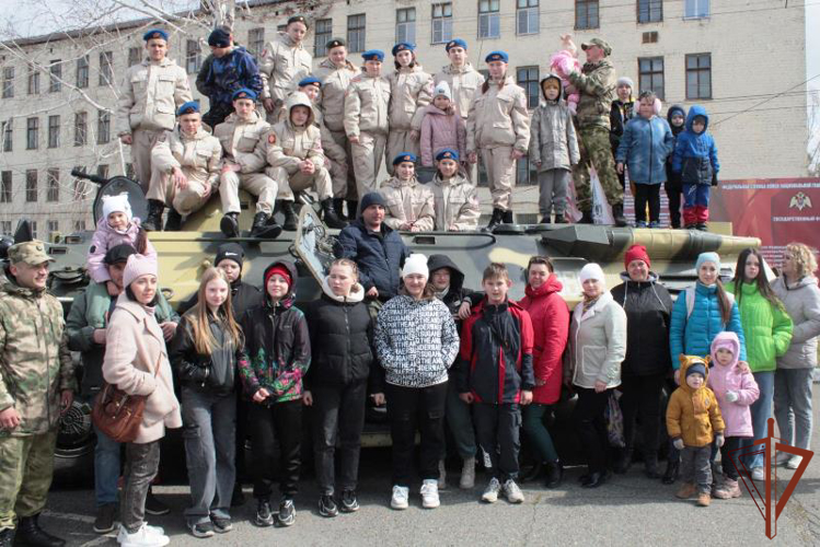 Военнослужащие воинских частей Росгвардии по охране важных государственных объектов отметили профессиональный праздник в Сибири