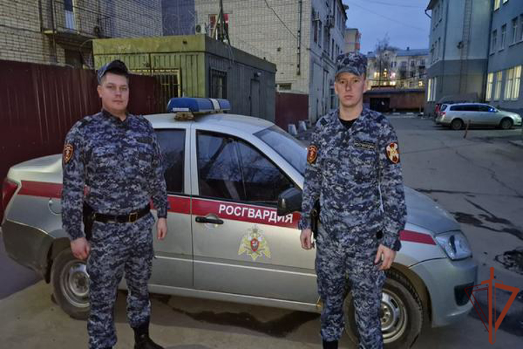 Сотрудники Росгвардии спасли из пожара двух жителей Вологды