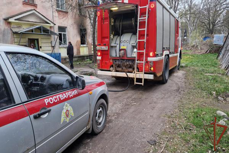 Сотрудники Росгвардии спасли из пожара двух жителей Вологды