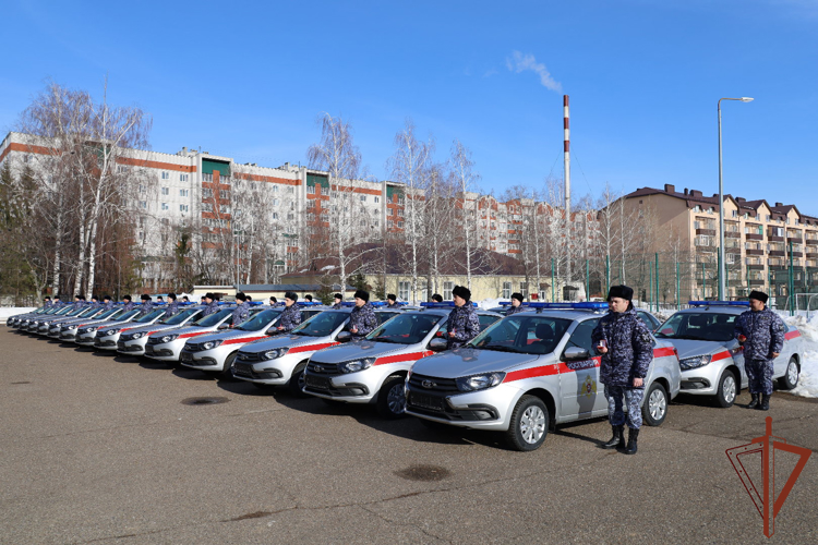 Ключи от новых служебных автомобилей вручили росгвардейцам в Казани (видео)