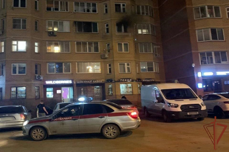 Сотрудники Росгвардии эвакуировали около 40 человек из задымленного подъезда жилого дома 