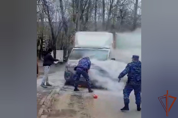 Росгвардейцы помогли гражданам потушить внезапно загоревшийся автомобиль в Московской области