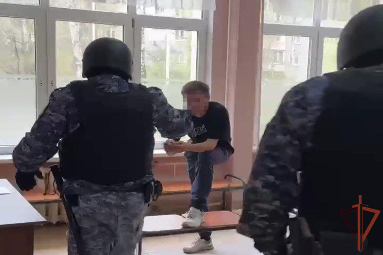 Сотрудники Росгвардии задержали неадекватного мужчину в образовательном учреждении в Подмосковье (видео)