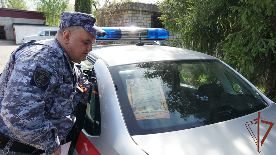 Росгвардейцы участвуют в акции «Бессмертный автополк» в Пскове