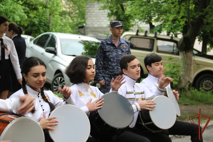 Ветерана Великой Отечественной войны с Днем Победы поздравили росгвардейцы в Северной Осетии   