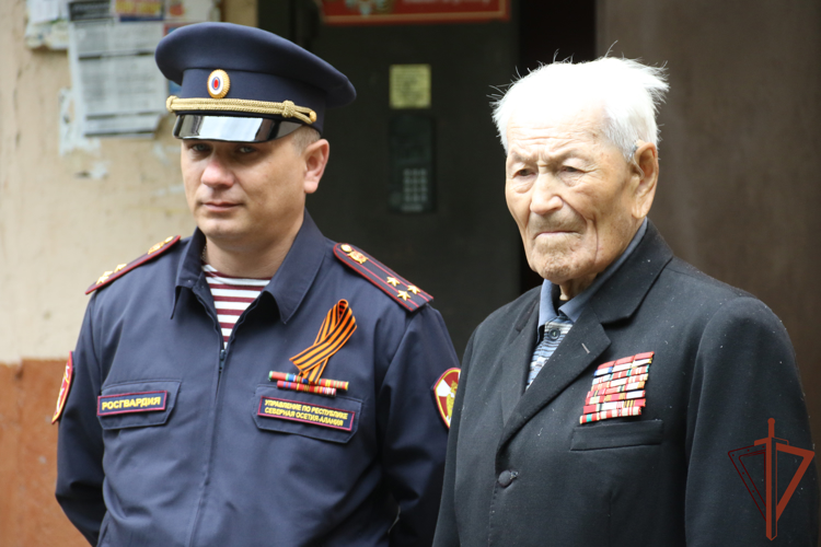 Ветерана Великой Отечественной войны с Днем Победы поздравили росгвардейцы в Северной Осетии   